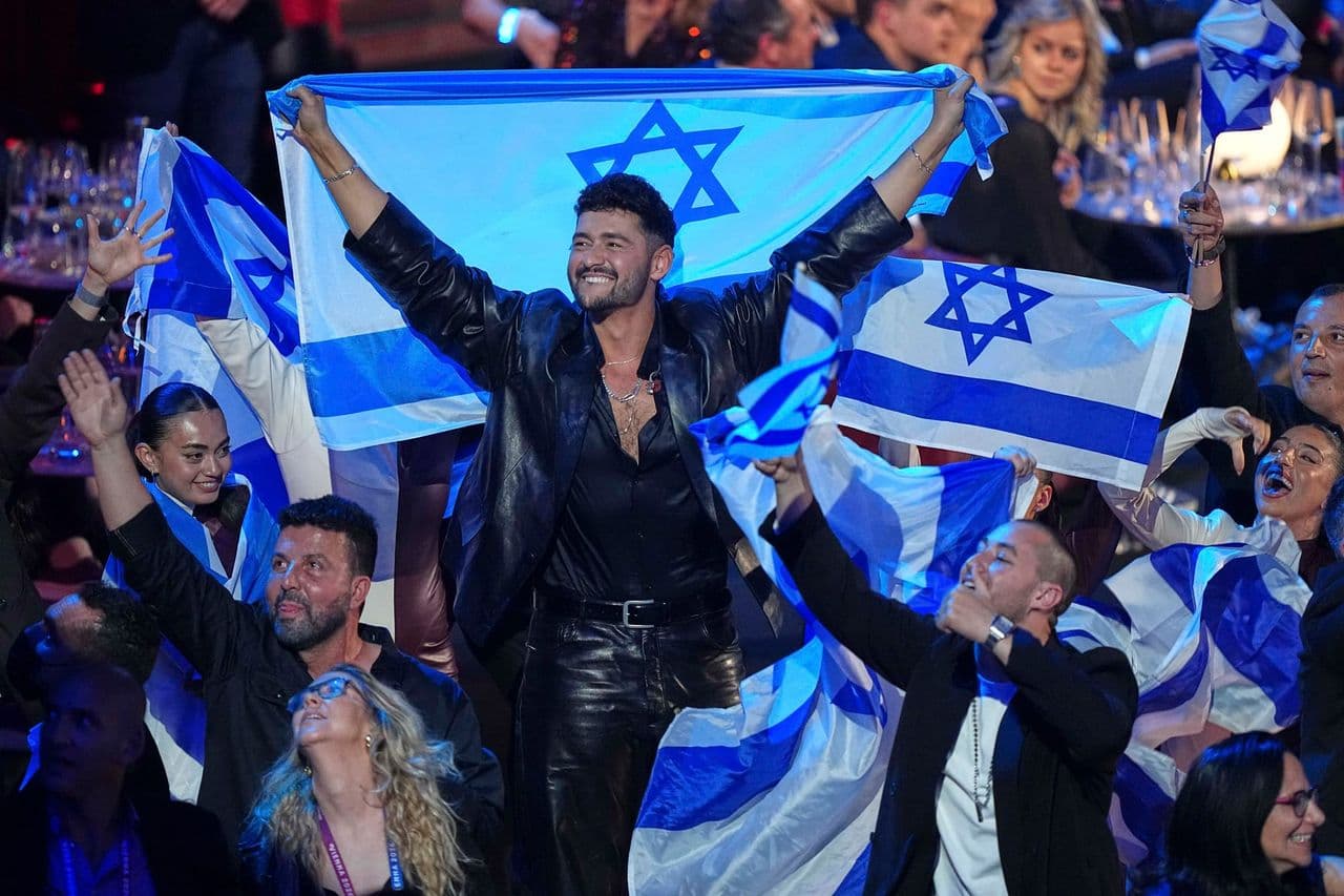 Tiếng hót, rút khỏi cuộc thi và bóng ma chiến tranh: Cuộc Eurovision châu Âu gây tranh cãi nhất lịch sử | Whatsnew