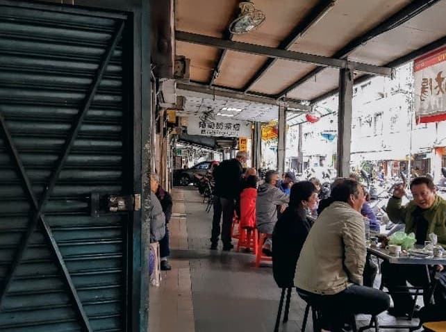 Một tách trà sữa gia vị ấm nóng, chứa đựng nỗi nhớ quê hương của những chiều lưu vong – Đường Hoa Tân ở Trung Hòa, với kỷ niệm chống cộng của họ