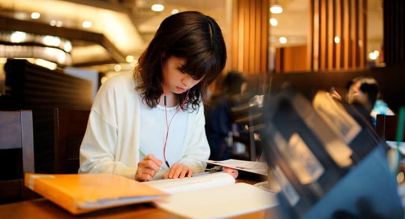 Vì sao ngành xã hội – nhân văn toàn nữ, còn nam sinh đều học kỹ thuật? Hé mở ảnh hưởng của giới tính đối với việc chọn ban của học sinh trung học